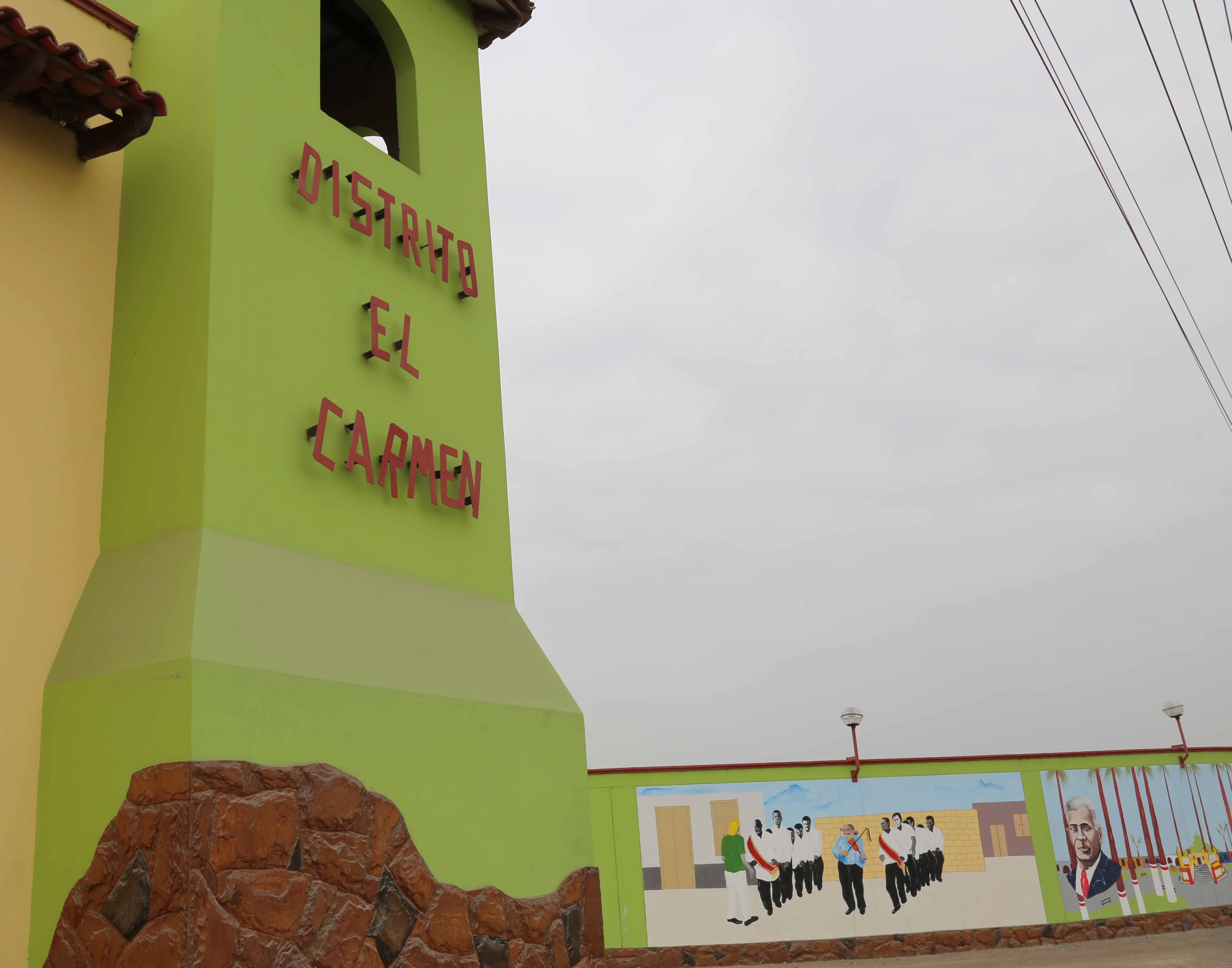 tower-murals-at-entrance-to-el-Carmen